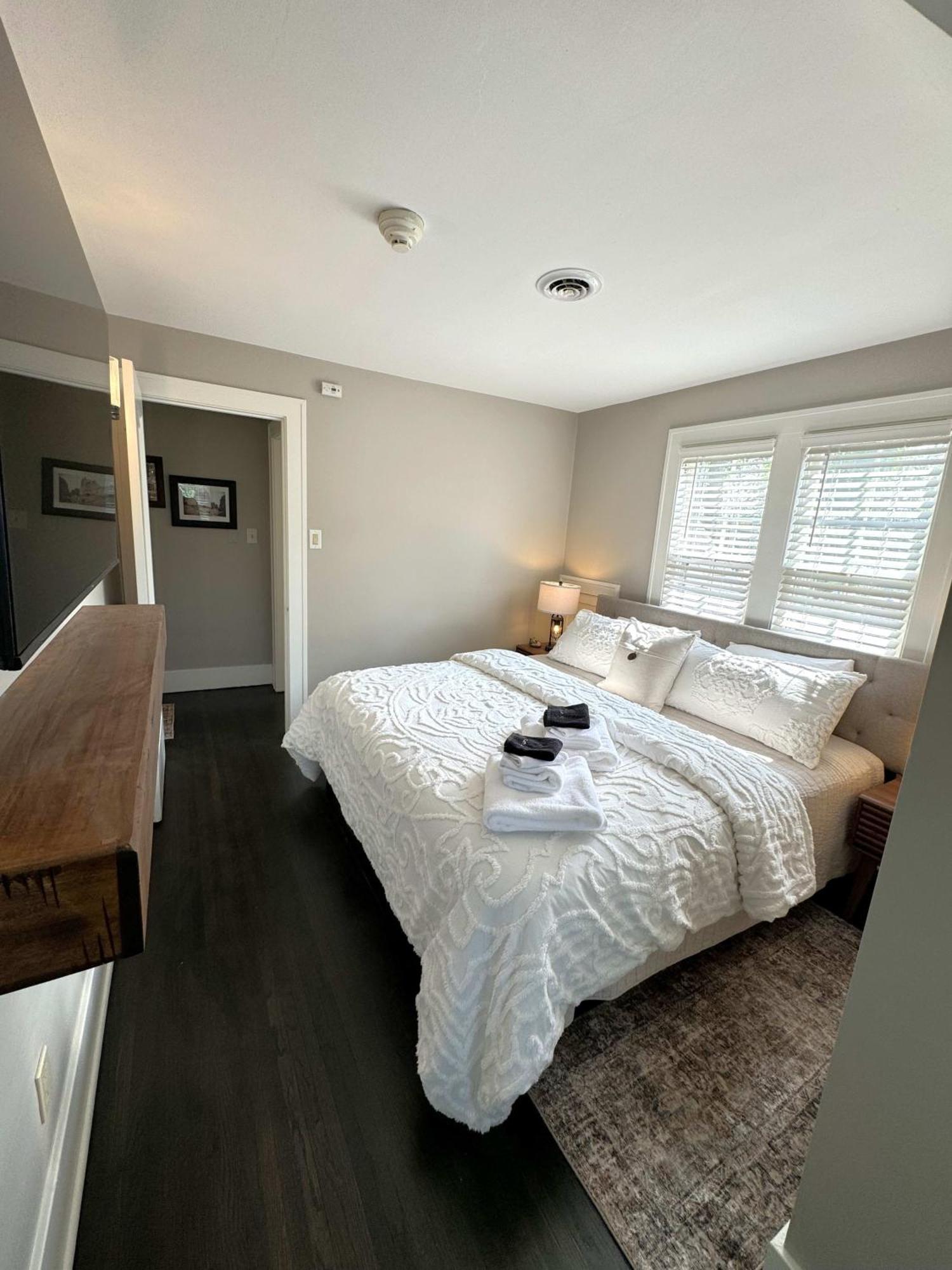 The Fox Den By Luxe Sleeps 3 Bedroom 1 Full Bath 1 Half Bath Downtown St Charles Il Saint Charles Esterno foto